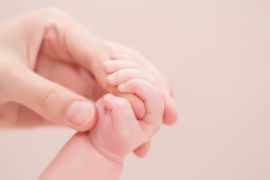 : التلامس الجلدي مع الأم أساسي لتعزيز فرص بقاء الأطفال الخدج