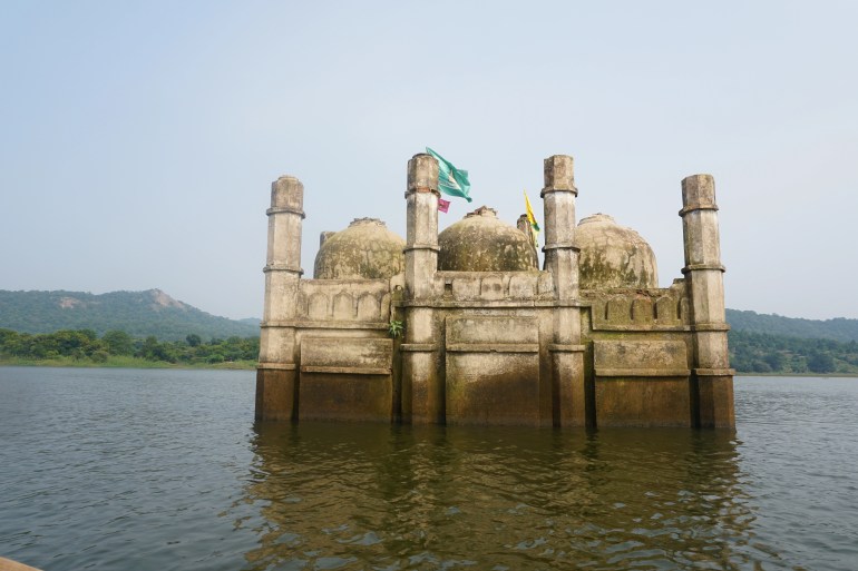 A flooded mosque that reappeared due to drought has drawn curious visitors to a dam in Bihar, India [Rifat Fareed/Al Jazeera]