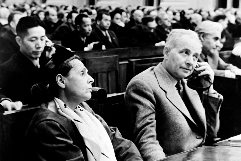إلسا تريوليت لويس أراغون LITERATURE-TRIOLET-ARAGON-GONGRESS-RUSSIA Picture released on December 21, 1954 of French writers Elsa Triolet (L) and Louis Aragon, attending The Second Congress of Soviet Writers held 15-26 December 1954, in Moscow. AFP