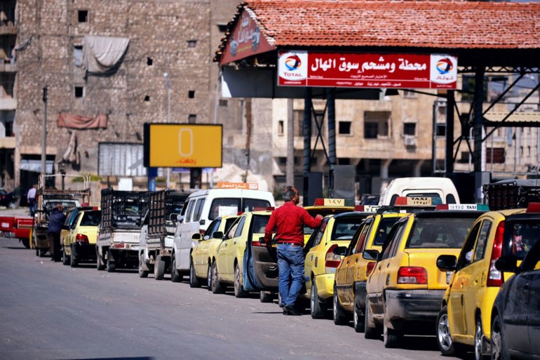 صورة تبيّن شح المحروقات في دمشق (رويترز)