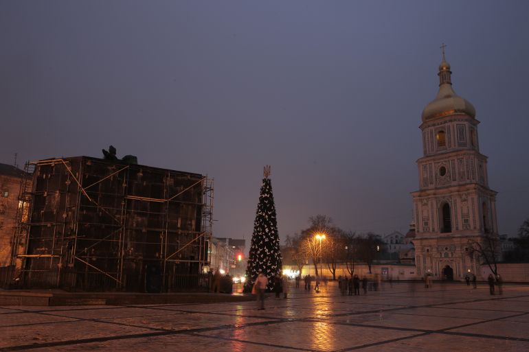 شجرة عيد الميلاد الرئيسية تحمل على أحد جوانبها حمائم سلام وأعلام دول تدعم أوكرانيا