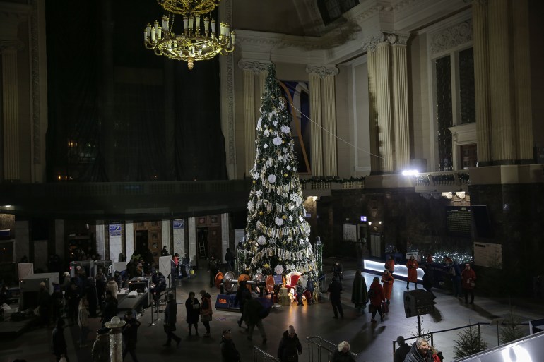 شجرة عيد الميلاد مظلمة إن لم ينرها الأوكرانيون في صالة محطة القطارات المظلمة