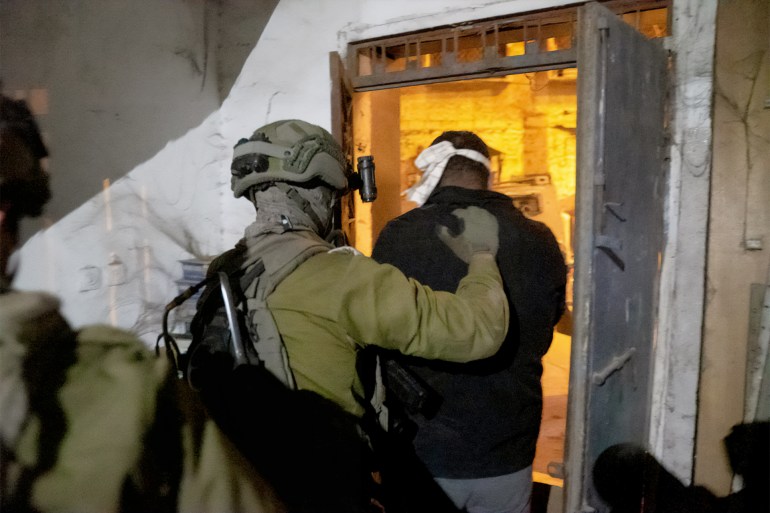 أكثر من 2500 حالة اعتقال بالضفة خلال عملية "كاسر الأمواج" جميع الصور من تصوير المتحدث العسكري باسم الجيش الإسرائيلي التي حولها للاستعمال الحلال لوسائل الإعلام