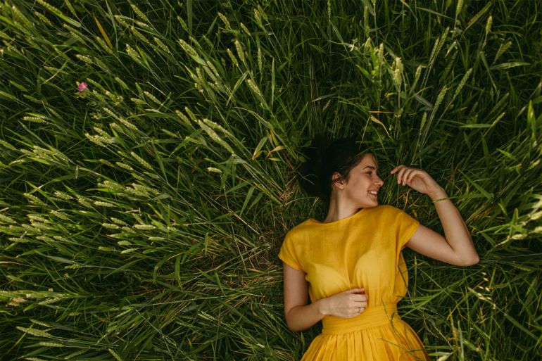 قد تفسر النتائج البحثية الجديدة لماذا يكون قضاء الوقت في الطبيعة أمر جيد للغاية (غيتي) Young girl holding chamomile plant in her hands and enjoying the calm meadow gettyimages-976585606