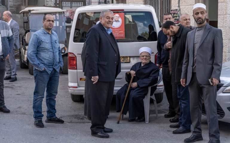فلسطين-القدس-الشيخ عكرمة صبري يجلس متأثرا بعد تشييع جثمان شقيقه الأكبر-مواقع التواصل