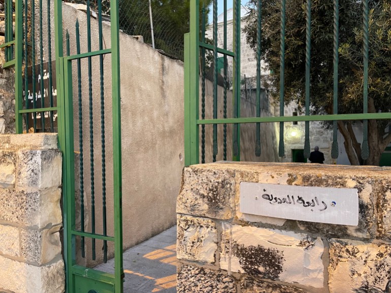 2-أسيل جندي، جبل الزيتون، القدس، صورة عامة لمقام رابعة العدوية من الخارج(الجزيرة نت)