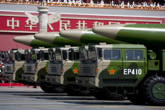 الصاروخ الصيني "دونغ فينغ -26" Military vehicles carrying DF-26 ballistic missiles, drive past Tiananmen Gate during a military parade to commemorate the 70th anniversary of the end of World War II, in Beijing Thursday, Sept. 3, 2015. (AP Photo/Andy Wong, Pool)