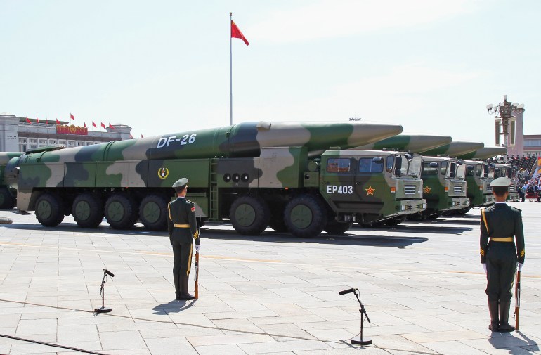 الصاروخ الصيني "دونغ فينغ -26" DF-26 missiles are presented during a military parade to commemorate the 70th anniversary of the end of World War II in Beijing Thursday Sept. 3, 2015. (Rolex Dela Pena/Pool Photo via AP)