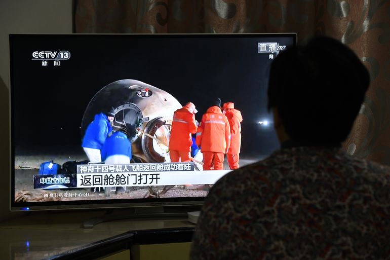 FUYANG, CHINA - DECEMBER 4, 2022 - Citizens watch a live TV broadcast of the re-entry module of the Shenzhou 14 manned spacecraft landing at Dongfeng Landing field in Fuyang city, Anhui province, China, December 4, 2022. (Photo credit should read CFOTO/Future Publishing via Getty Images)