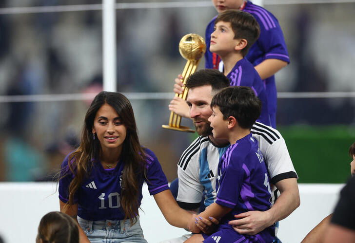 ميسي يحتفل مع عائلته بكأس العالم 2022