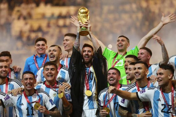 ميسي يحتفل بحصد كأس العالم 2022