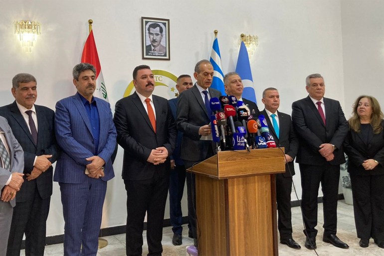 صورة لـ مؤتمر صحفي عقده رئيس الجبهة التركمانية حسن توران مع ممثلين عن الاحزاب التركمانية في العراق: