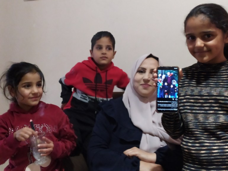 رفضت سلطات الاحتلال لمرات عديدة منح حنان وأطفالها الثلاثة تصاريح زيارة لزوجها المقيم بالضفة-رائد موسى-الجزيرة نت