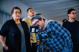 يظهر المخرج محمد مصلي وهو يتلقى تدريبا حول صناعة الأفلام في تونس