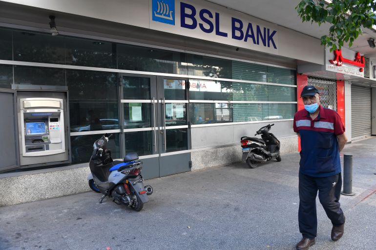 Banks in Lebanon close again as citizens resort to holdups