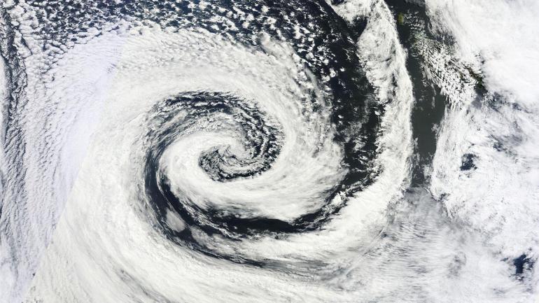 إعصار خارج المداري قبالة سواحل أستراليا في عام 2012 (ناسا)