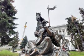 تمثال في ميدان الاستقلال لمحارب قوزاقي مع خيله وآلته الموسيقية والسيف