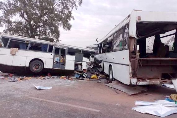 Au moins 38 morts et 87 blessés après une collision entre deux bus au #Sénégal. L'accident a eu lieu dans la ville de #Kaffrine, à environ 250 km au sud-est de la capitale Dakar. مواقع التواصل حادث باصين