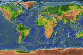 خريطة طبوغرافية تظهر أن نصف الكرة الشمالي يحتوي على كتلة أرضية أكبر وجبال أعلى من النصف الجنوبي (ناسا)