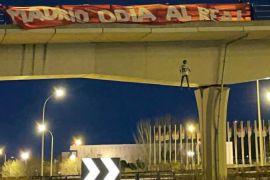 الدمية التي تمثل فينيسيوس متدلية أسفل اللافتة المعلقة على جسر بطريق سريع في مدريد (الصحافة الإسبانية)
