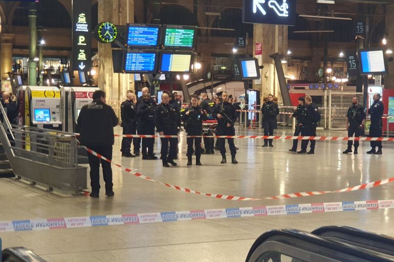 صور لتواجد الشرطة في موقع عملية الطعن بمحطة قطار غار دي نور بالعاصمة باريس