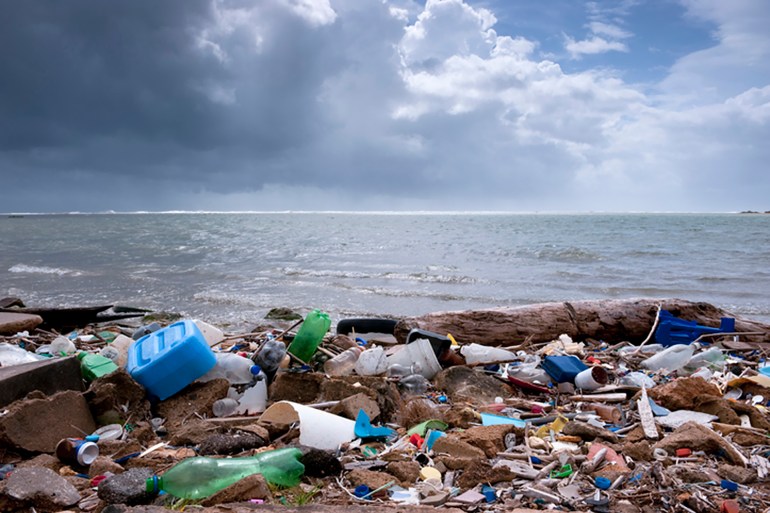 اقترب العلماء من إيجاد استخدام لمئات الملايين من الأطنان من النفايات البلاستيكية المنتجة كل عام (غيتي)
