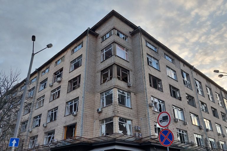 تضرر أحد المباني جراء القصف على وسط كييف أمس السبت - الجزيرة