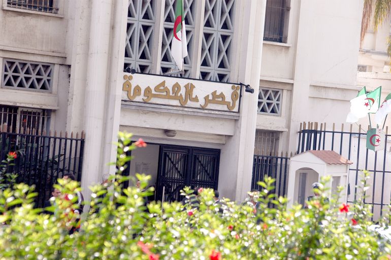 الحكومة الجزائرية تنفذ رابع زيادة للأجور في عهدة الرئيس تبون (الصحافة الجزائرية)