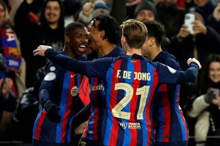 ديمبلي (يسار) يحتفل مع زملائه بعد تسجيله هدف برشلونة (رويترز)