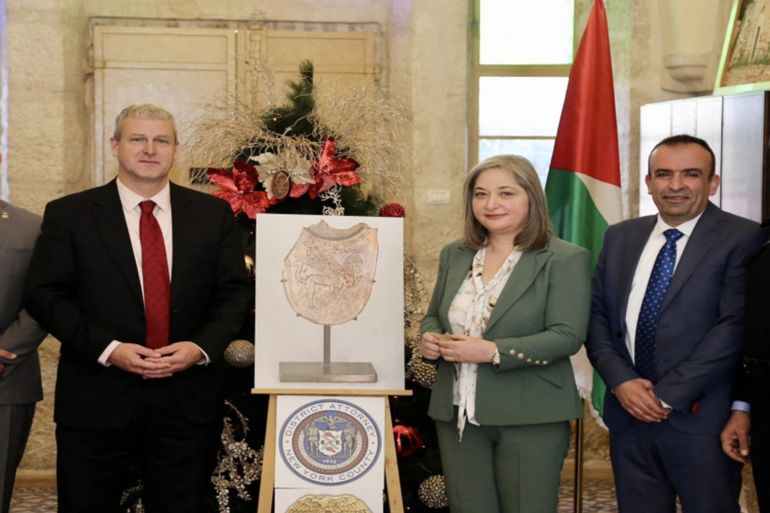 تسلم وزارة السياحة والآثار الفلسطينية قطعة أثرية نادرة تم تهريبها إلى الولايات المتحدة. (وزارة السياحة والآثار الفلسطينية)