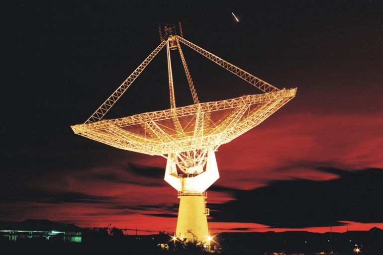 أحد أطباق التلسكوب الراديوي ذو الموجة المترية العملاقة (GMRT) بالقرب من بيون، ماهاراشترا، الهند. (المركز الوطني للفيزياء الفلكية الراديوية)