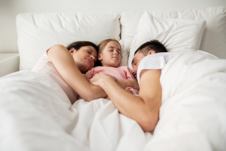 يعود النوم مع الطفل بالكثير من الفوائد عليه حتى مع تقدمه في العمر، وهو ما يخالف اعتقاد الكثير من الآباء والأمهات.