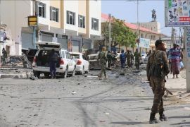 عناصر أمن صوماليين بالقرب من موقغ انفجار بسيارة مفخخة نفذته حركة الشباب