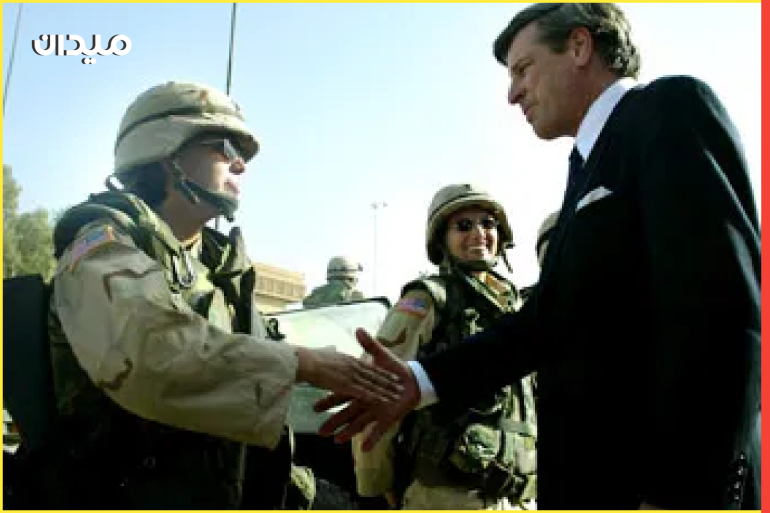 في فترة وجيزة لم تتجاوز أسبوعين من الغزو، أمر الحاكم المدني الأمريكي الذي حكم العراق "بول بريمر" بحل الجيش المُكوَّن حينها من 400 ألف جندي، وتفكيك المؤسسات الاستخباراتية وأجهزة الأمن