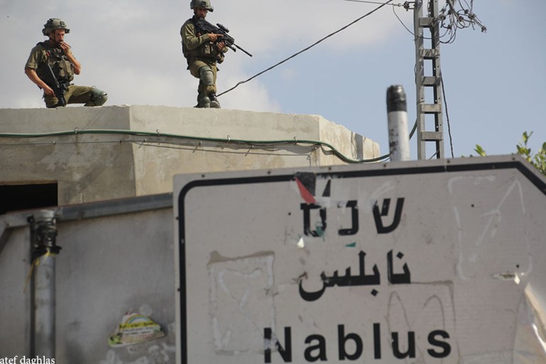 عاطف دغلس- جنود الاحتلال ينتشرون في وقت سابق عند مدخل نابلس الغربي- الضفة الغربية- نابلس-المدخل الغربي للمدنية- الجزيرة نت1