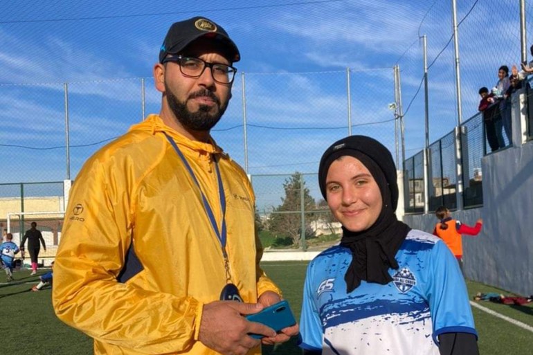 المدرب ورئيس أكاديمية نادي سيدي علي الشباب لكرة القدم النسائية محمد المحجوب (يسار) مع إحدى لاعباته