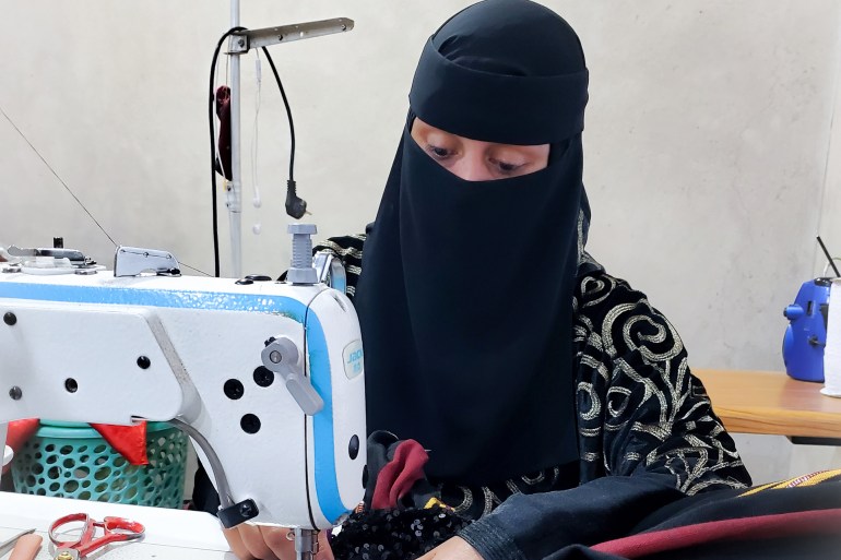 سوسن المطاع.. يمنية تتغلب على البطالة بصناعة الملابس