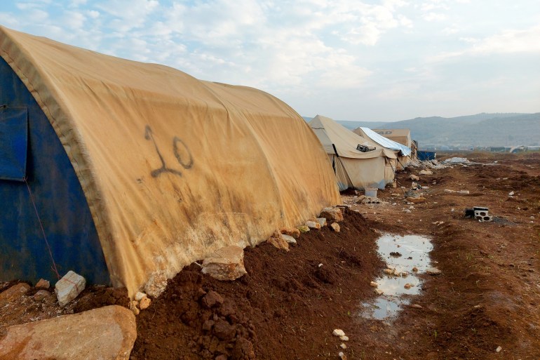 اللجوء إلى الخيام بعد تقطع السبل بضحايا الزلزال في سوريا (الجزيرة)