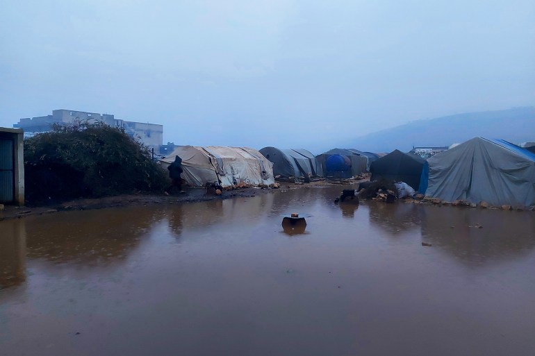 اللجوء إلى الخيام بعد تقطع السبل بضحايا الزلزال في سوريا (الجزيرة)
