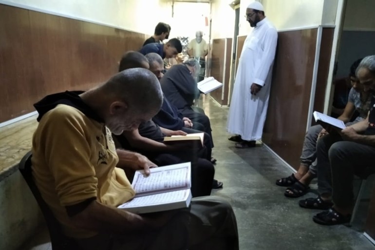 - مسنون في دار السلامة يقرأون القرآن الكريم خلال إحدى حصص الفقه الديني (الجزيرة)