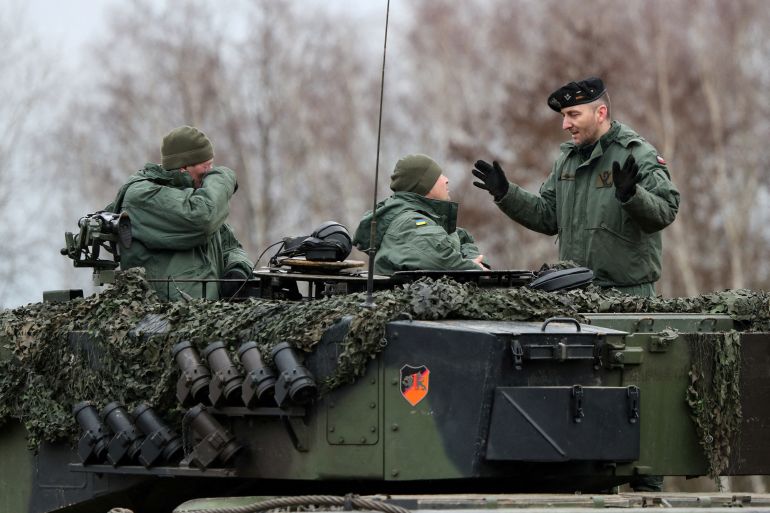 FILE PHOTO: Polish instructors and Ukrainian soldiers train on Leopard 2 A4 tanks in the 10th Armoured Cavalry Brigade in Swietoszow, Poland February 13, 2023. REUTERS/Kacper Pempel/File Photo