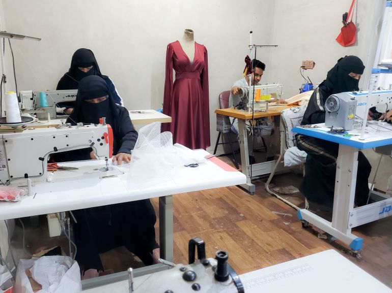 سوسن المطاع.. يمنية تتغلب على البطالة بصناعة الملابس