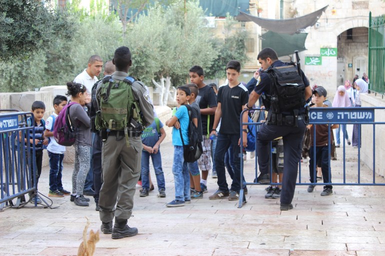 حاجز لشرطة الاحتلال يمنع الأطفال المقدسيين من الوصول للمسجد الأقصى(الجزيرة نت)