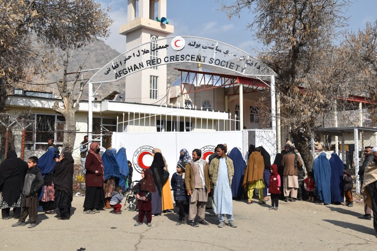 الأباء والأمهات أمام المقر الرئيسي لجميعة الهلال الأحمر الأفغاني لتسجيل أولادهم لإجراء العملية الجراحية