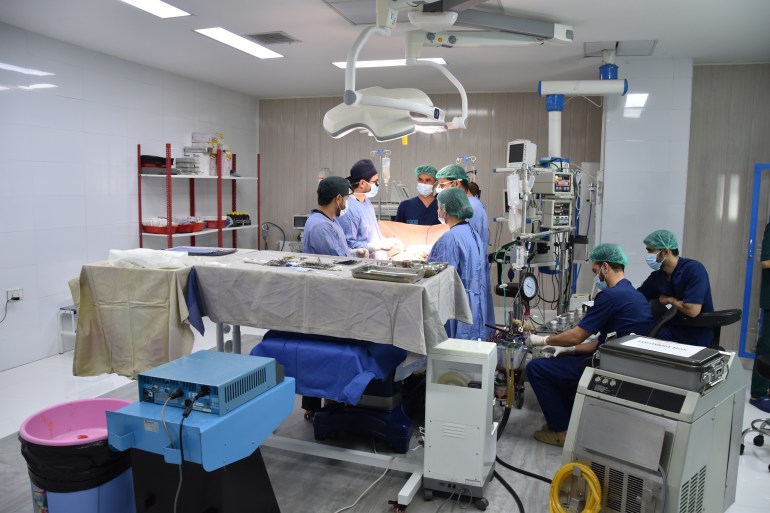 الاطباء الأفغان في غرفة العمليات في المستشفى