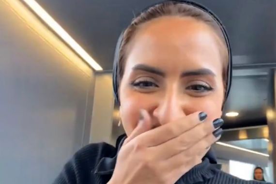 ناشطة عمانية وهي تعبر عن فرحتها بالوصول إلى مطار بن غوريون الإسرائيلي