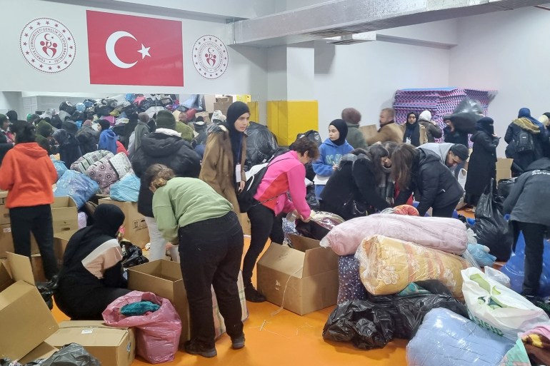 الجاليات العربية في تركيا تساهم في جهود إغاثة المتضررين من الزلازل المصدر: الجزيرة نت