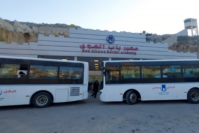 حافلات معبر باب الهوى تقل اللاجئين الواصلين للمعبر نحو الجانب السوري - الجزيرة نت