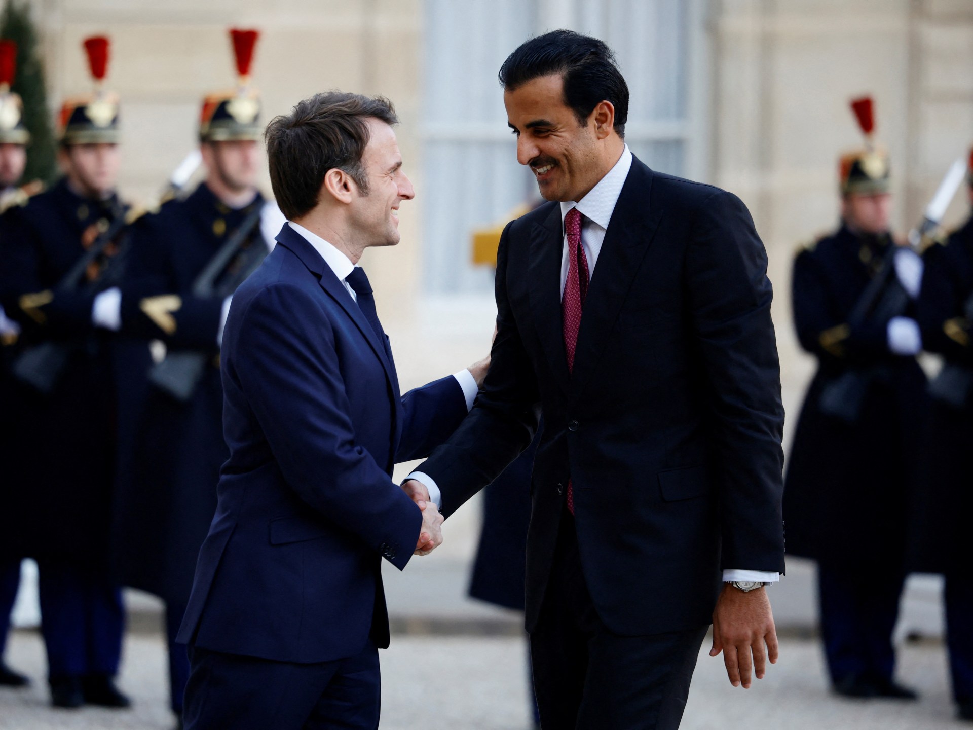 محادثات ثنائية بين الشيخ تميم والرئيس ماكرون في العاصمة الفرنسية باريس