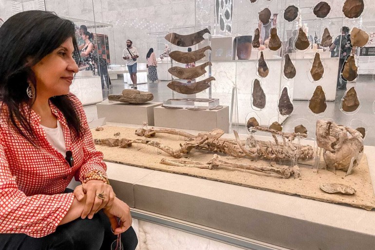 في متحف الحضارة مع شاب مصري عمل في محجر نزلة خاطر ب سوهاج منذ ٣٥ الف عام- متحف الحضارة المصرية بالفسطاط-القاهرة